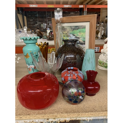 1186 - A COLLECTION OF GLASSWARE TO INCLUDE A 1970'S RAVENHEAD 'CACTUS' VASE, ART GLASS VASES, ETC