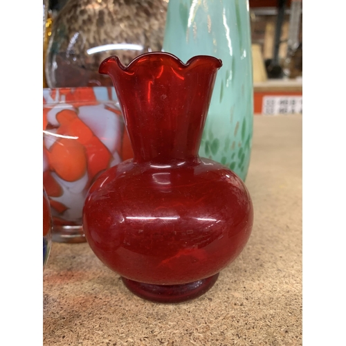 1186 - A COLLECTION OF GLASSWARE TO INCLUDE A 1970'S RAVENHEAD 'CACTUS' VASE, ART GLASS VASES, ETC