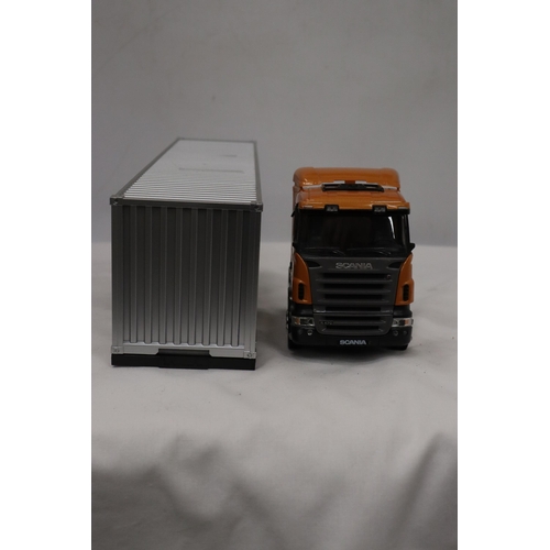 405 - A LARGE 1/32 SCALE SCANIA R470 ARCTIC CONTAINER TRUCK, BY WELLY, MEASURES 18.5 INCHES IN LENGTH