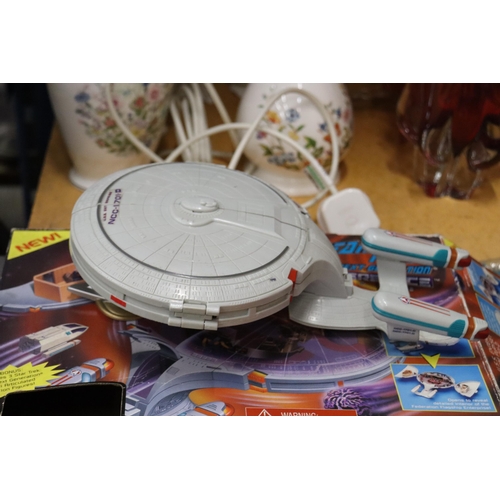 423 - A STAR TREK U. S. S. ENTERPRISE FROM THE NEXT GENERATION BY PLAYMATES - BOXED WITH FIGURES