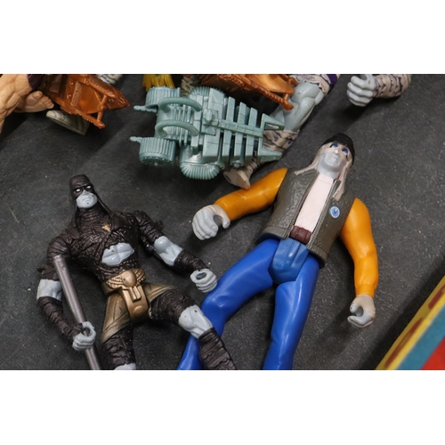 424 - A COLLECTION OF 'MUMMIES ALIVE' ACTION FIGURES WITH ACCESSORIES - 11 IN TOTAL