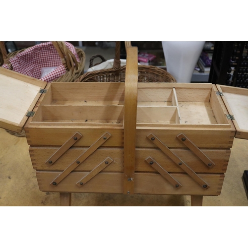 942 - A WOODEN CANTILEVER SEWING BOX