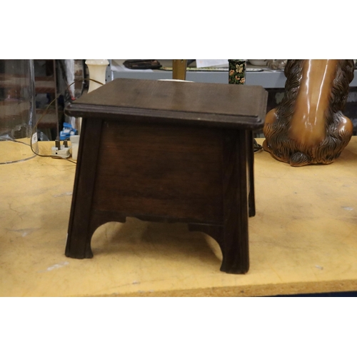 945 - A VINTAGE OAK SEWING BOX/STOOL, HEIGHT 25CM, WIDTH 30CM, DEPTH 29CM