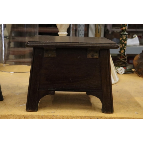 945 - A VINTAGE OAK SEWING BOX/STOOL, HEIGHT 25CM, WIDTH 30CM, DEPTH 29CM