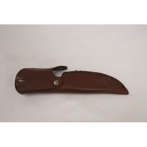 948 - A HUNTING KNIFE IN A LEATHER SHEATH