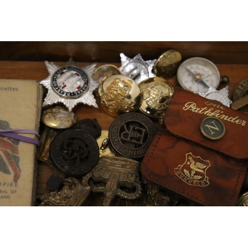 950 - A COLLECTION OF MILITARY RELATED ITEMS TO INCLUDE KENSITAS CIGARETTES FLAG SILKS, A BRITISH RED CROS... 