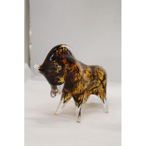 955 - A LARGE SHIRE HORSE WITH HARNESS PLUS A HEAVY GLASS 'TORTOISESHELL' BULL