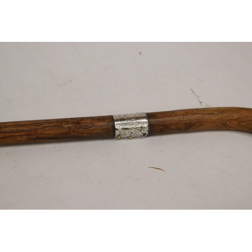 965 - A VINTAGE EDWARDIAN WALKING STICK WITH A HALLMARKED CHESTER COLLAR