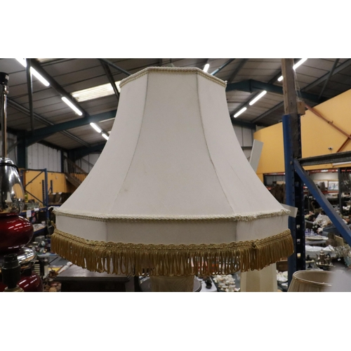 973 - A LARGE HEAVY MARBWITH SHADE, HEIGHT TO THE BULB, APPROX 50CMLE BASED TABLE LAMP