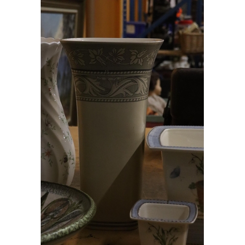 983 - A QUANTITY OF CERAMIC PLANTERS AND VASES TO INCLUDE WEDGWOOD, 'SARAH'S GARDEN', AND DENBY - 6 PIECES... 