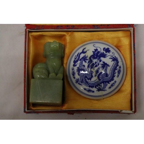 987 - AN ORIENTAL JADE STYLE FOO DOG SEAL AND WAX IN A PRESENTATION BOX