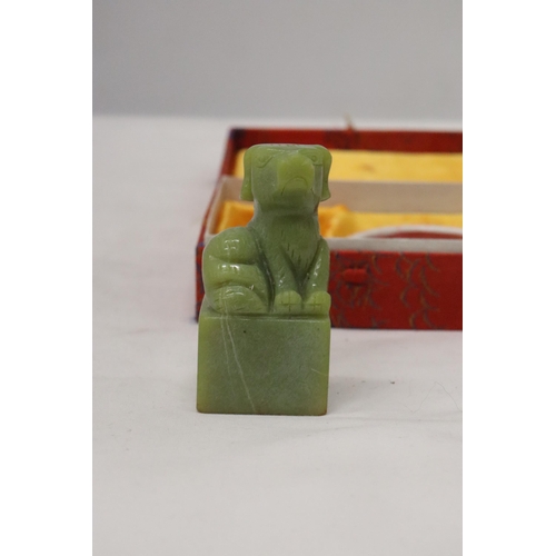 987 - AN ORIENTAL JADE STYLE FOO DOG SEAL AND WAX IN A PRESENTATION BOX