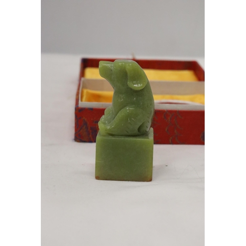 987 - AN ORIENTAL JADE STYLE FOO DOG SEAL AND WAX IN A PRESENTATION BOX