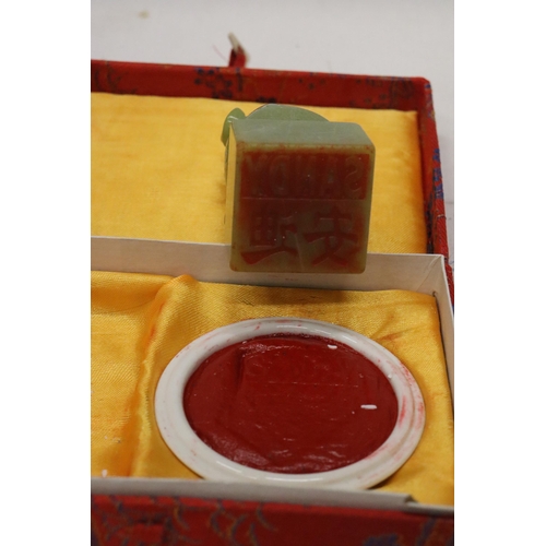 987 - AN ORIENTAL JADE STYLE FOO DOG SEAL AND WAX IN A PRESENTATION BOX