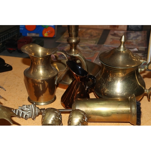 989 - A COLLECTION OF BRASSWARE TO INCLUDE A LARGE 'WEE WILLIE WINKIE' CANDLESTICK, A TEAPOT, JUGS, FIGURE... 