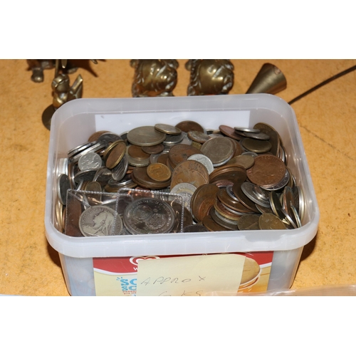 990 - A LARGE QUANTITY OF VINTAGE COINS AND NOTES TO INCLUDE A VICTORIAN HALF CROWN, COMMEMORATIVE CROWNS,... 