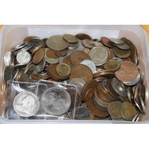 990 - A LARGE QUANTITY OF VINTAGE COINS AND NOTES TO INCLUDE A VICTORIAN HALF CROWN, COMMEMORATIVE CROWNS,... 