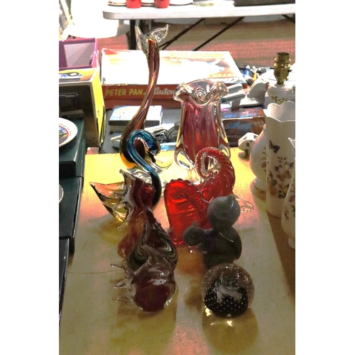 992 - A COLLECTION OF GLASSWARE TO INCLUDE GLASS FIGURES, PAPERWEIGHTS A STUDIO ART CRANBERRY VASE, ETC - ... 