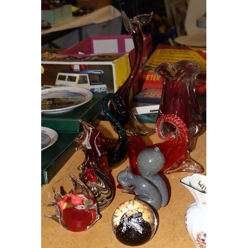 992 - A COLLECTION OF GLASSWARE TO INCLUDE GLASS FIGURES, PAPERWEIGHTS A STUDIO ART CRANBERRY VASE, ETC - ... 