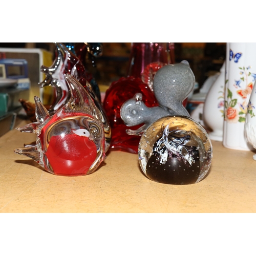 992 - A COLLECTION OF GLASSWARE TO INCLUDE GLASS FIGURES, PAPERWEIGHTS A STUDIO ART CRANBERRY VASE, ETC - ... 