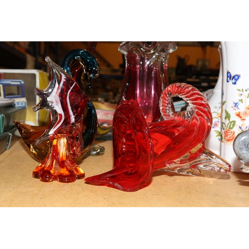 992 - A COLLECTION OF GLASSWARE TO INCLUDE GLASS FIGURES, PAPERWEIGHTS A STUDIO ART CRANBERRY VASE, ETC - ... 