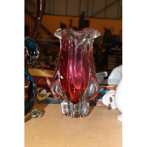 992 - A COLLECTION OF GLASSWARE TO INCLUDE GLASS FIGURES, PAPERWEIGHTS A STUDIO ART CRANBERRY VASE, ETC - ... 