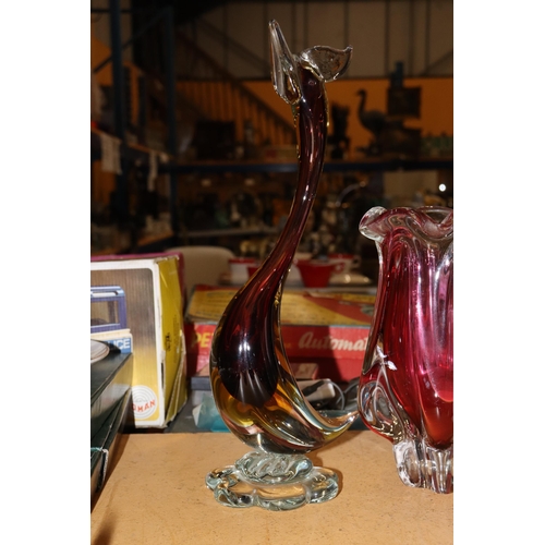 992 - A COLLECTION OF GLASSWARE TO INCLUDE GLASS FIGURES, PAPERWEIGHTS A STUDIO ART CRANBERRY VASE, ETC - ... 