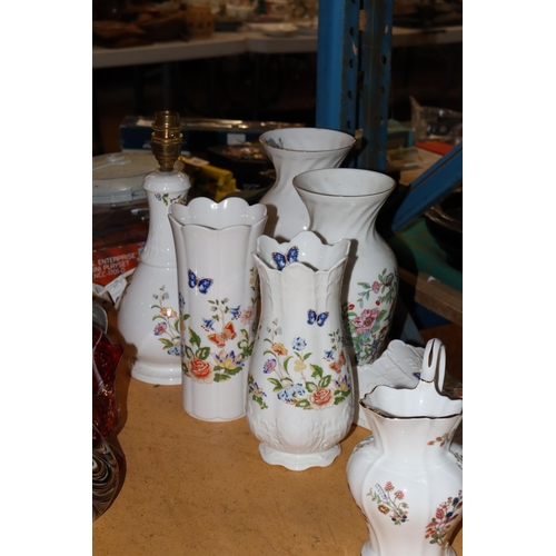 994 - A COLLECTION OF AYNSLEY TO INCLUDE, 'SOMERSET', 'COTTAGE GARDEN' AND 'PEMBROKE', A LAMP BASE, VASES,... 