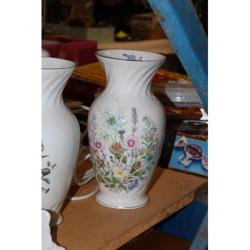 994 - A COLLECTION OF AYNSLEY TO INCLUDE, 'SOMERSET', 'COTTAGE GARDEN' AND 'PEMBROKE', A LAMP BASE, VASES,... 