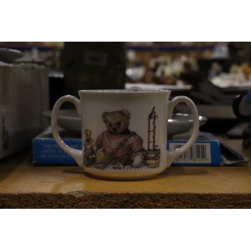 996 - A COLLECTION OF CHILDREN'S 'QUEEN'S' CERAMICS TO INCLUDE A BOXED PLATE, CUP AND SAUCER SET, BOXED TW... 