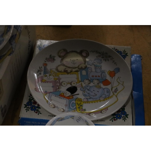 996 - A COLLECTION OF CHILDREN'S 'QUEEN'S' CERAMICS TO INCLUDE A BOXED PLATE, CUP AND SAUCER SET, BOXED TW... 