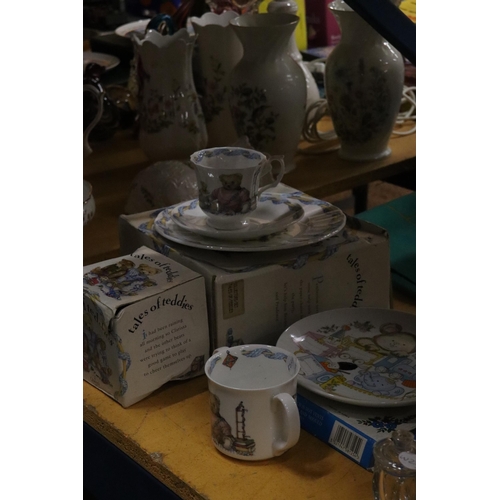 996 - A COLLECTION OF CHILDREN'S 'QUEEN'S' CERAMICS TO INCLUDE A BOXED PLATE, CUP AND SAUCER SET, BOXED TW... 