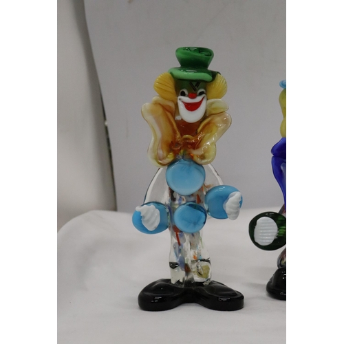 998 - FOUR MURANO STYLE GLASS CLOWNS, A TRINKET POT AND A MINIATURE GLASS MANTLE CLOCK