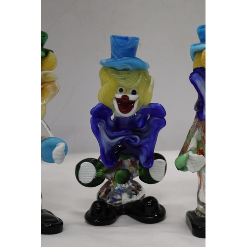 998 - FOUR MURANO STYLE GLASS CLOWNS, A TRINKET POT AND A MINIATURE GLASS MANTLE CLOCK