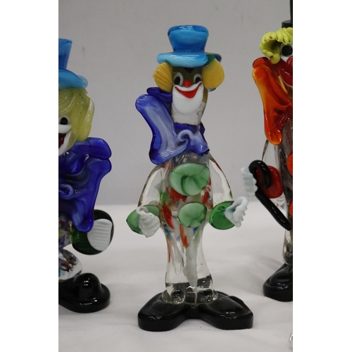 998 - FOUR MURANO STYLE GLASS CLOWNS, A TRINKET POT AND A MINIATURE GLASS MANTLE CLOCK