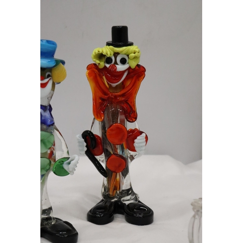 998 - FOUR MURANO STYLE GLASS CLOWNS, A TRINKET POT AND A MINIATURE GLASS MANTLE CLOCK