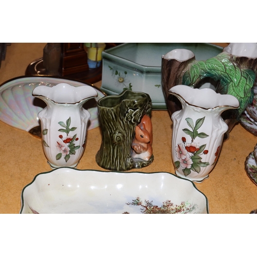 999 - A QUANTITY OF VINTAGE CERAMICS TO INCLUDE A LARGE MELBA WARE VASE, SADLER WALL POCKET, ROYAL DOULTON... 