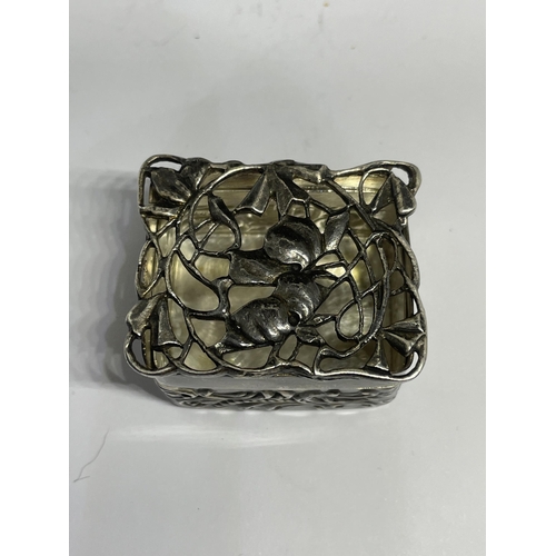 633 - A DECORATIVE MARKED SILVER VINAIGRETTE