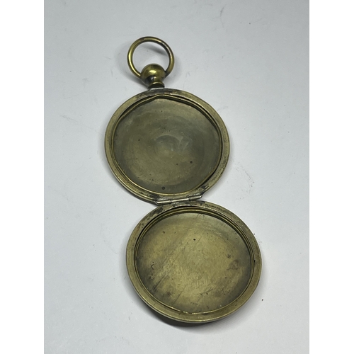 641 - A VINTAGE LOCKET/COIN/POCKET WATCH CASE