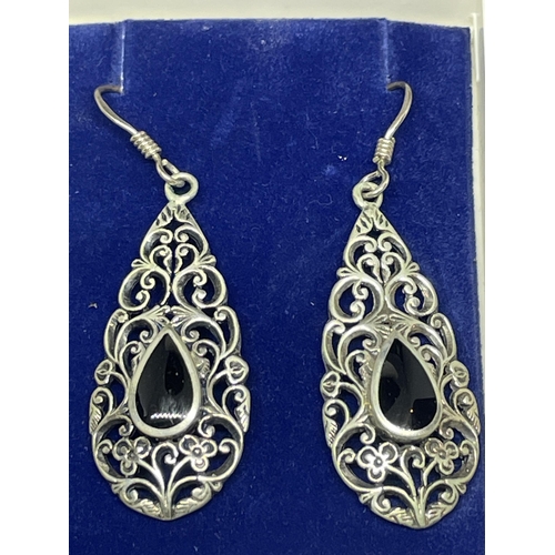 646 - A PAIR OF SILVER AND BLACK STONE DROP EARRINGS IN A PRESENTATION BOX