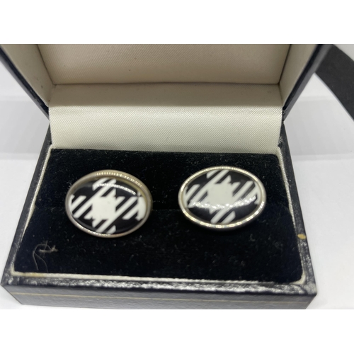 651 - A PAIR OF HALLMARKED EDINBURGH SILVER CUFFLINKS IN A PRESENTATION BOX