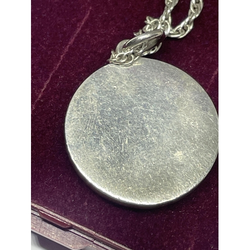 652 - A HALLMARKED LONDON SILVER CIRCULAR INGOT ON A CHAIN IN A PRESENTATION BOX