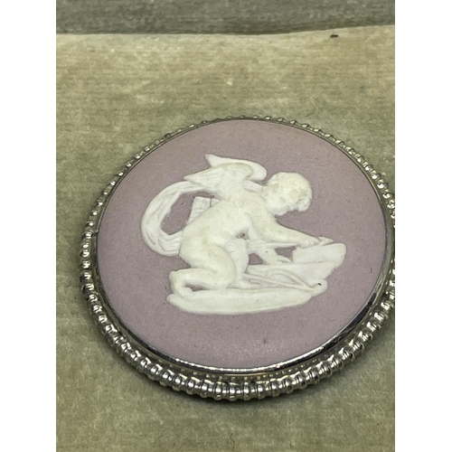 661 - A WEDGEWOOD PINK JASPERWARE BROOCH IN A PRESENTATION BOX