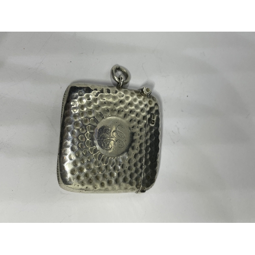 672 - A HALLMARKED CHESTER SILVER VESTA CASE