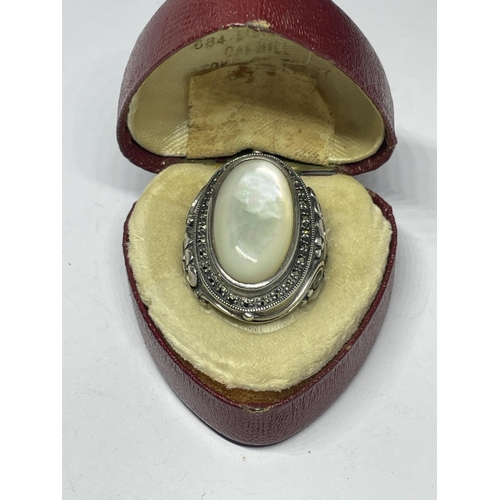 675 - A SILVER DRESS RING WITH A LARGE STONE IN A PRESENTATION BOX