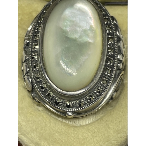 675 - A SILVER DRESS RING WITH A LARGE STONE IN A PRESENTATION BOX