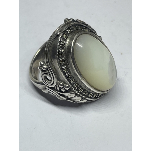 675 - A SILVER DRESS RING WITH A LARGE STONE IN A PRESENTATION BOX