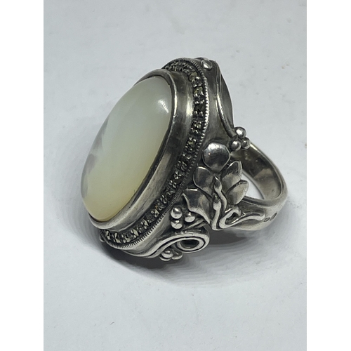 675 - A SILVER DRESS RING WITH A LARGE STONE IN A PRESENTATION BOX