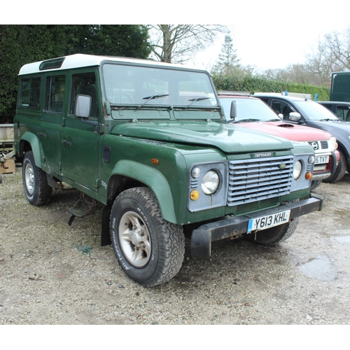 195 - LAND ROVER 110 COUNTY TD5 GREEN Y613KHL FIRST REG 2001 NO MOT RUNS WELL TWO SETS OF KEYS NO VAT WHIL... 