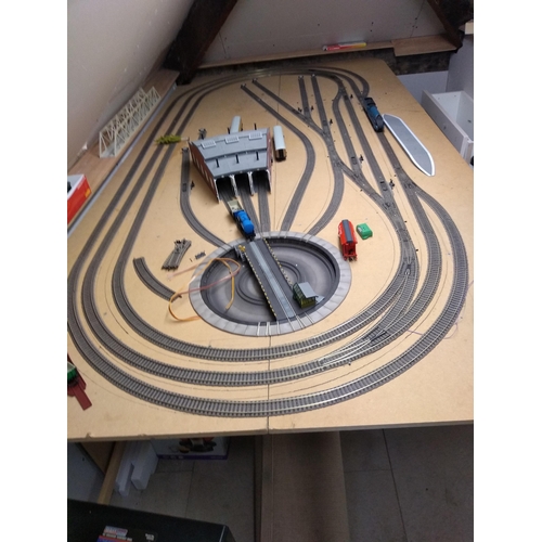 445A - AN 8 X 4 FLISHMANN 'OO' DIGITAL TRACK LAYOUT, COMPRISING BOARD, TRACK POINTS, CROSSOVERS, ELECTRIC T... 